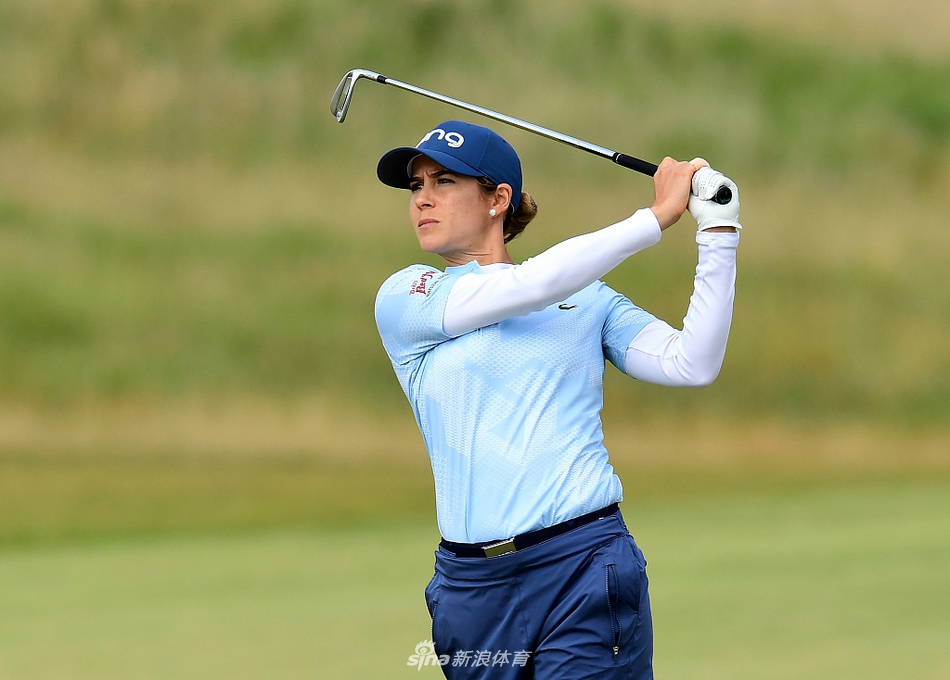 林希妤在果岭边细致研判，为关键一切一推做足准备