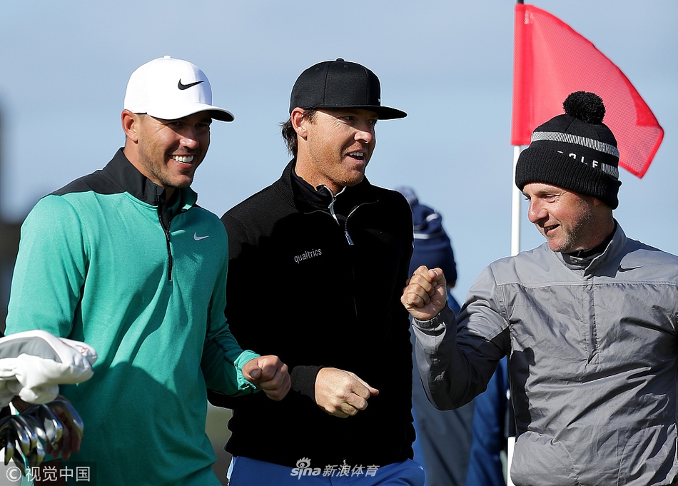 美国冲浪名将凯利-斯莱特现身球场,与高尔夫球星谈笑风生,阳光洒在他古铜色的脸庞上。