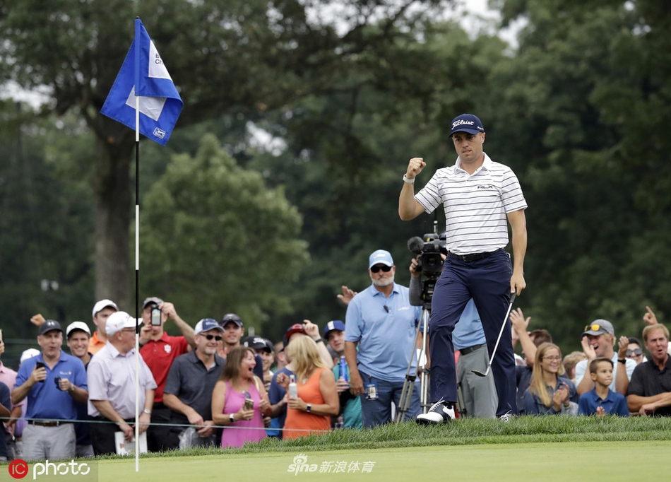 老虎伍兹在熟悉的梅黛娜球场奋力一击，专注的眼神中透露出对胜利的渴望。