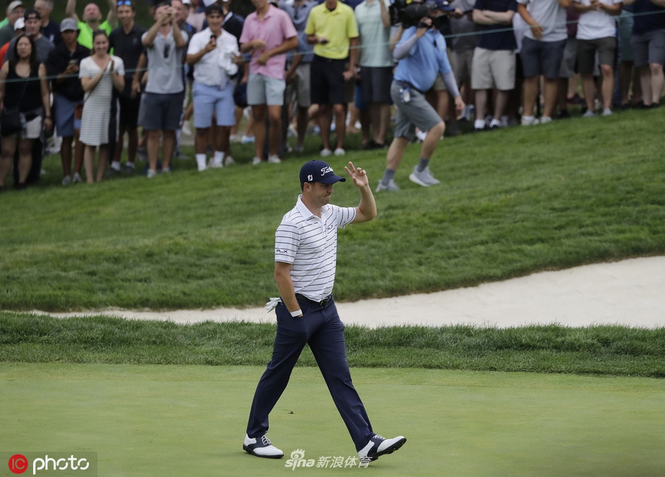 梅黛娜第三轮比赛现场，球迷聚集在球道两侧，见证历史性杆数的诞生。