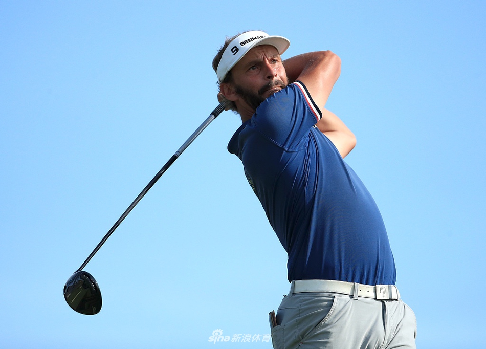 李昊桐在球道中稳健挥杆，身姿挺拔动作流畅，展现中国高尔夫运动员的风采