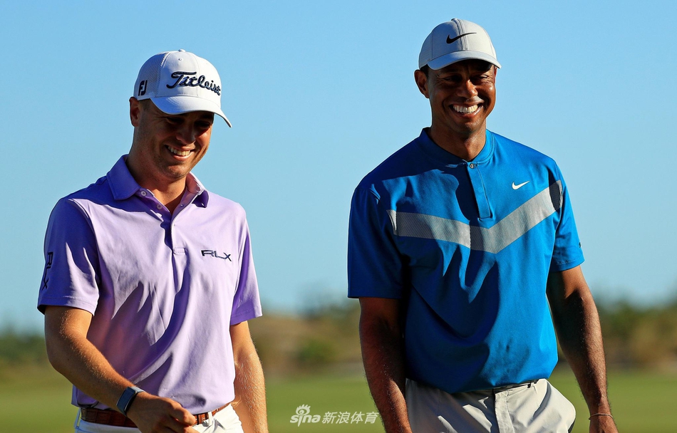 贾斯汀·托马斯在长草中冷静救球，展现了他全面的技术和争夺冠军的强烈决心