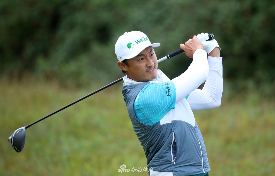 冠军赛姆高举威尔士公开赛奖杯,雨水浸湿的头发与灿烂笑容交织,身后是漫天阴云与绿意盎然的冠军舞台。