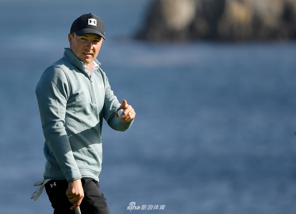 夕阳余晖洒在圆石滩波澜壮阔的海面上，金黄色的光线映照着结束比赛的球员们悠长的身影。