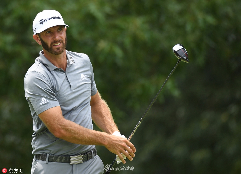 达斯汀·约翰逊在TPC南风球场第16洞果岭边沉稳观察推杆线路，他专注的神情透露出对胜利的渴望。