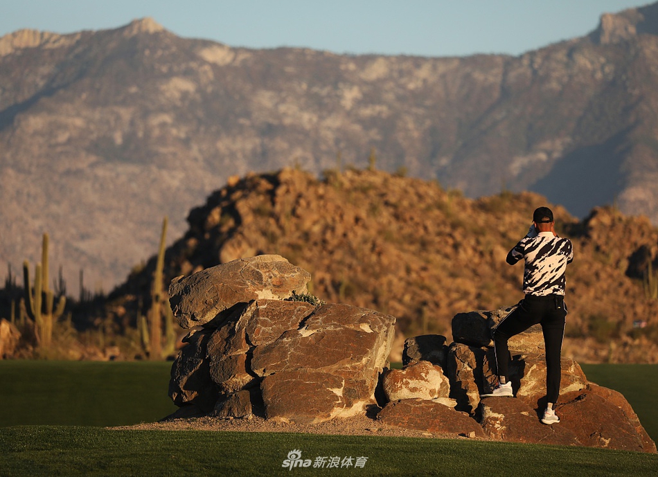 冠军组合捧起奖杯辉煌时刻,夜空下绽放胜利光芒