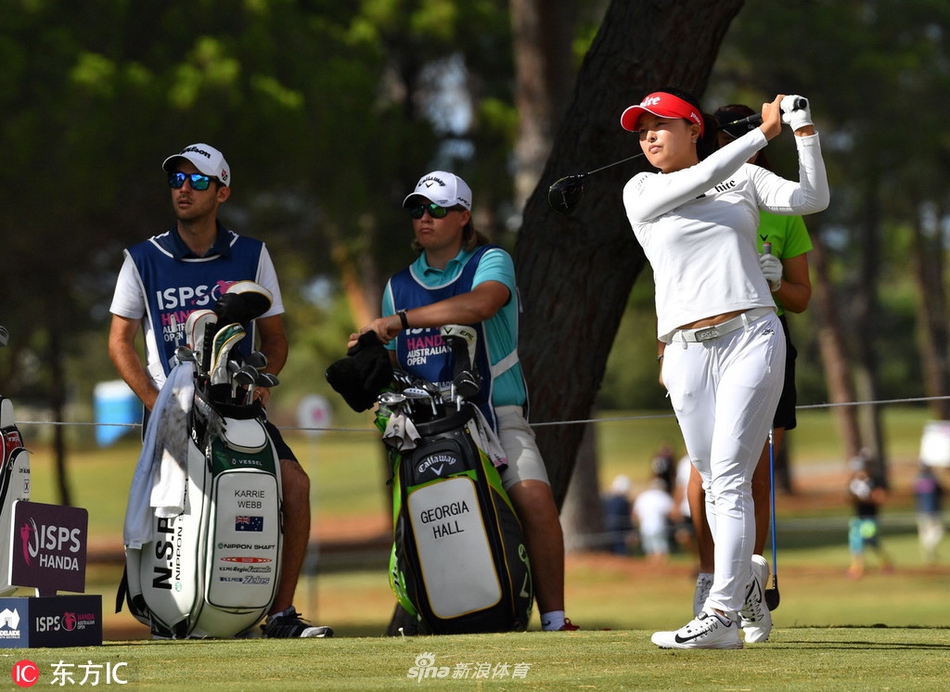 观众聚集在景色优美的水障碍旁，兴致勃勃地观看球员如何应对这一挑战。