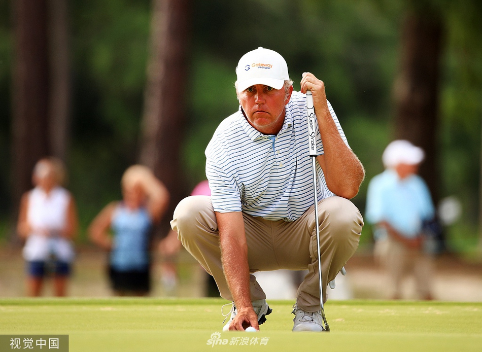 夕阳下，希格独自走向下一个发球台，身影被拉长，象征着一段新征程的开始。