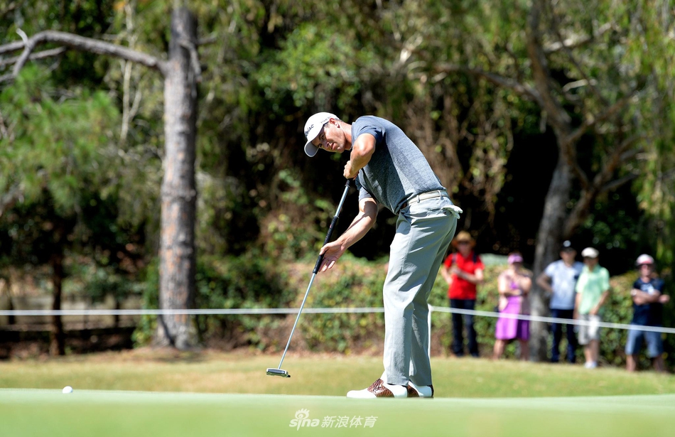 赖恩-福克斯大力开球，白色小球如流星般撕裂天际