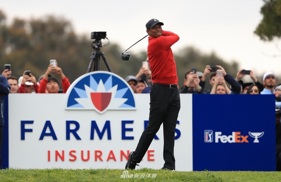 冠军马克·利什曼手捧奖杯,在夕阳金晖中与家人分享胜利喜悦