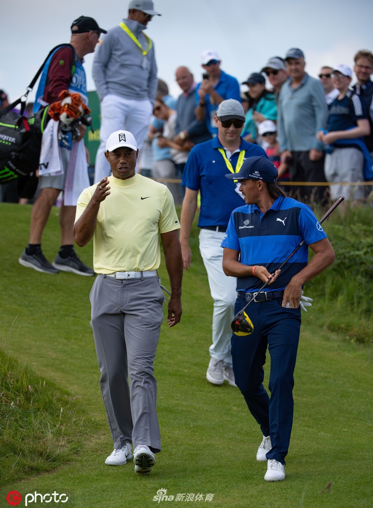 李昊桐与球童在波特拉什的沙坑中商讨救球策略，面对林克斯球场独特的挑战