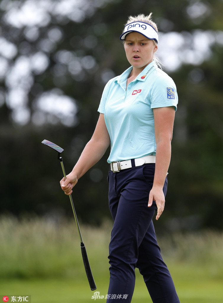 安妮·帕克与赛事赞助商代表一同手持巨大的冠军支票，笑容灿烂，分享着胜利的荣耀时刻