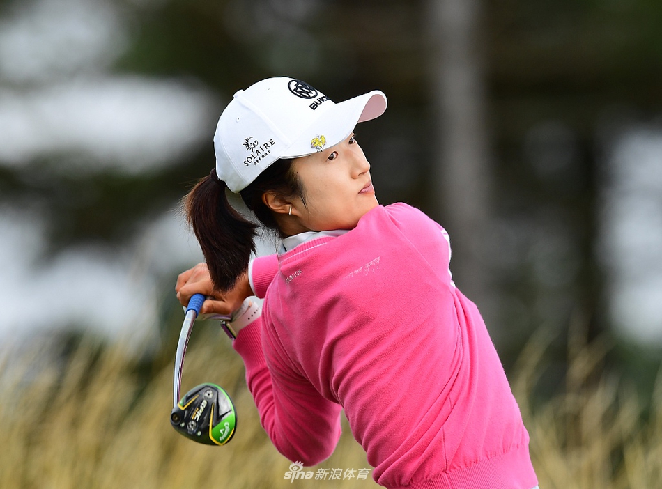 阿萨阿拉-穆略斯在球道沙坑中冷静救球，展现精湛的短杆技术