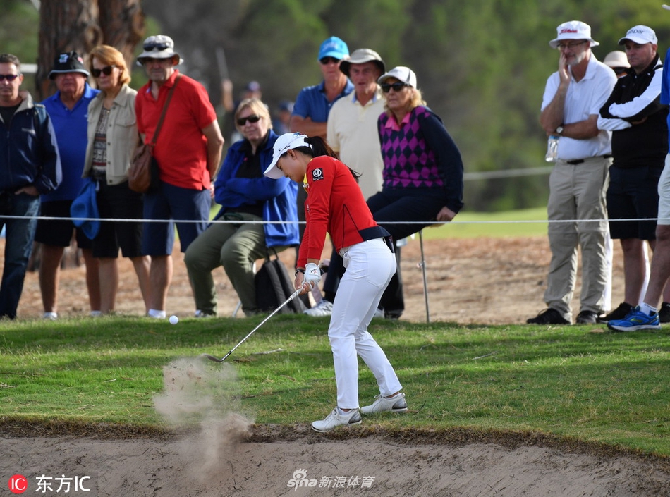夕阳西下，赛场沐浴在金色的余晖中，结束了首日充满激情与挑战的较量。
