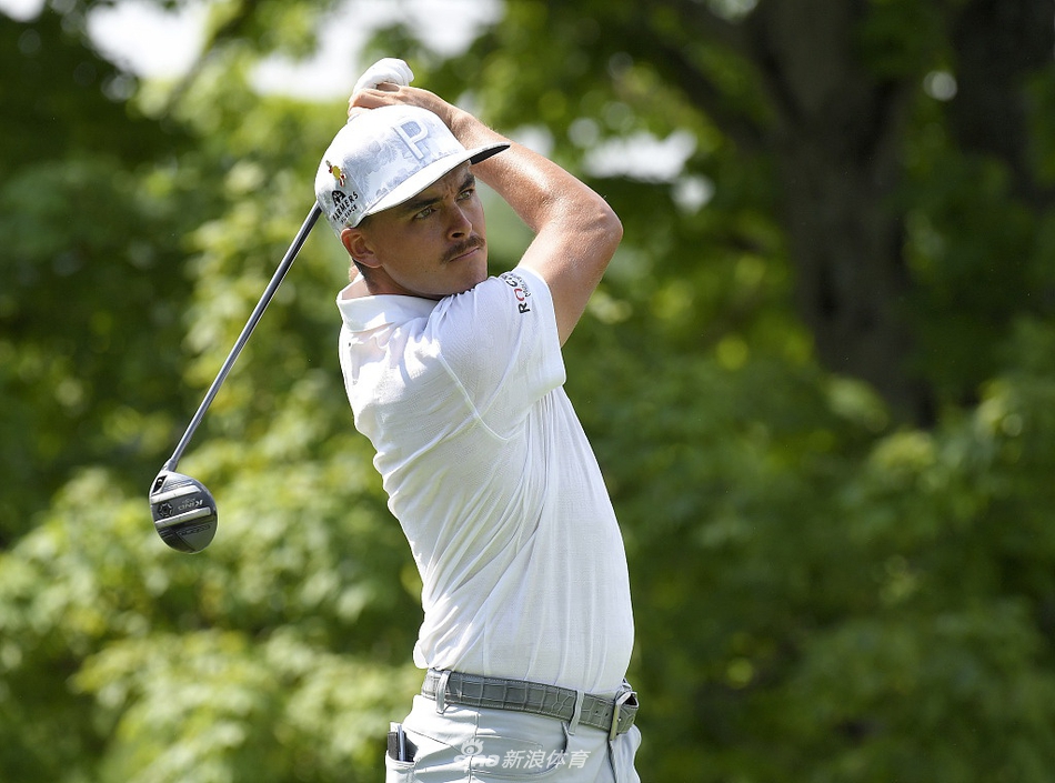 里奇·福勒身着标志性亮色服装在开球台沉思，眺望远方落球点，构图充满故事感