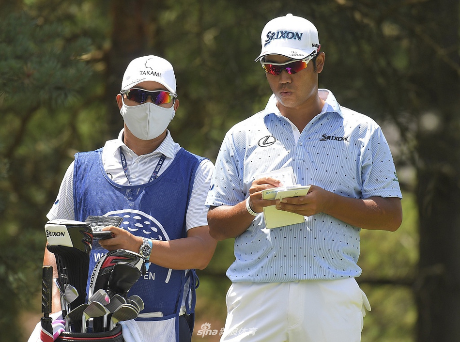 维克多-霍夫兰在沙坑中准备击球，展现新生代球员扎实的短杆技术