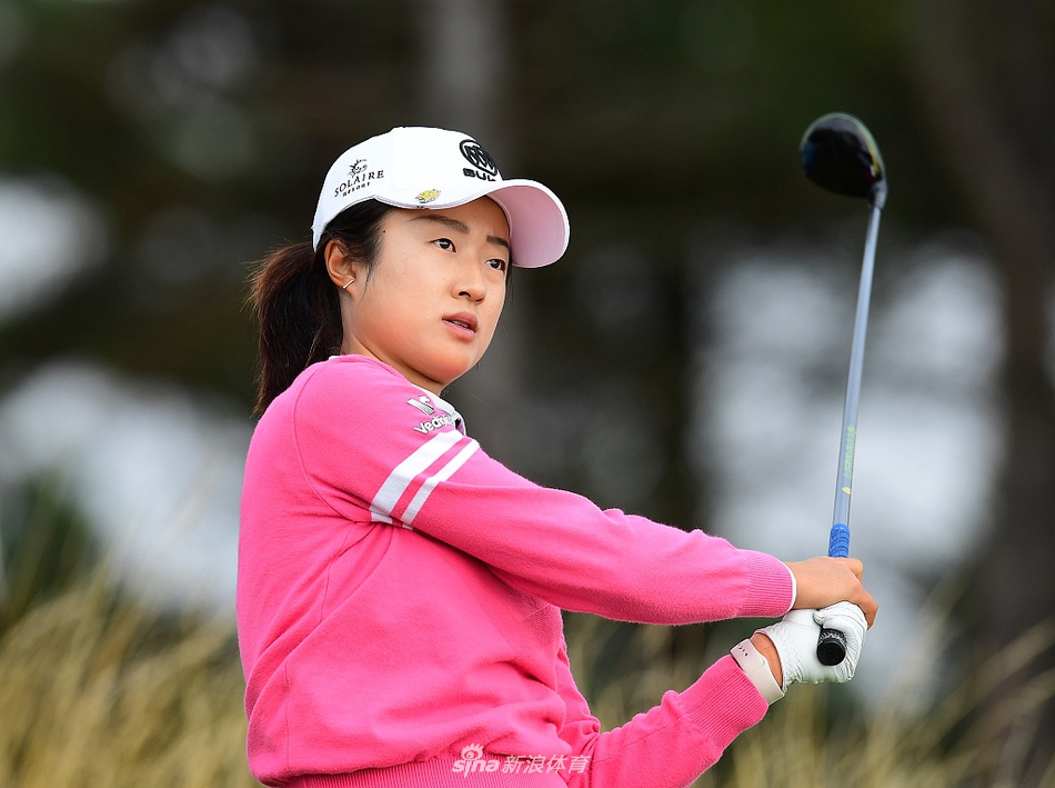 史黛西-路易斯在苏格兰林克斯球场上，眼神专注地观察果岭推杆线路