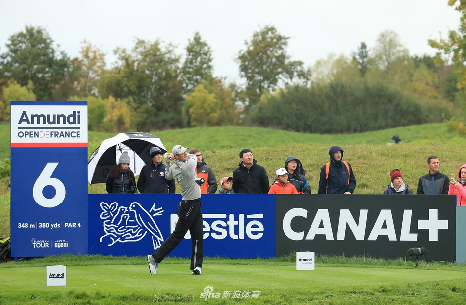 考赛茨在巴黎国家高尔夫俱乐部决赛轮开球，神情专注，清晨的阳光为球场铺上一层金色