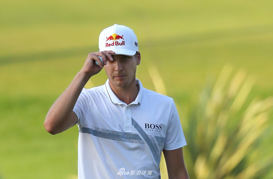 赛后的计分处，球员们认真核对成绩，每一笔记录都承载着一天的拼搏与汗水。