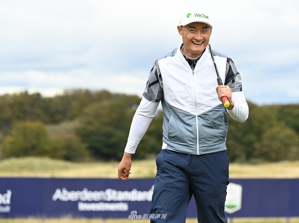 维斯特伍德在果岭边进行切杆，身体姿态稳定，神情沉稳自信