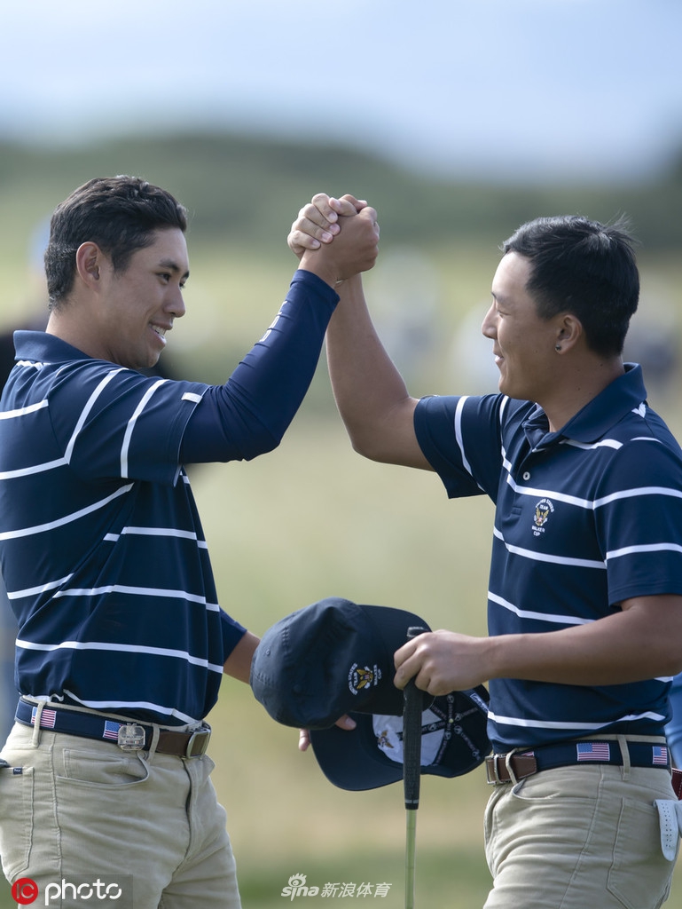 康纳·高夫在果岭边细心观察推杆线路，神情专注志在必得。