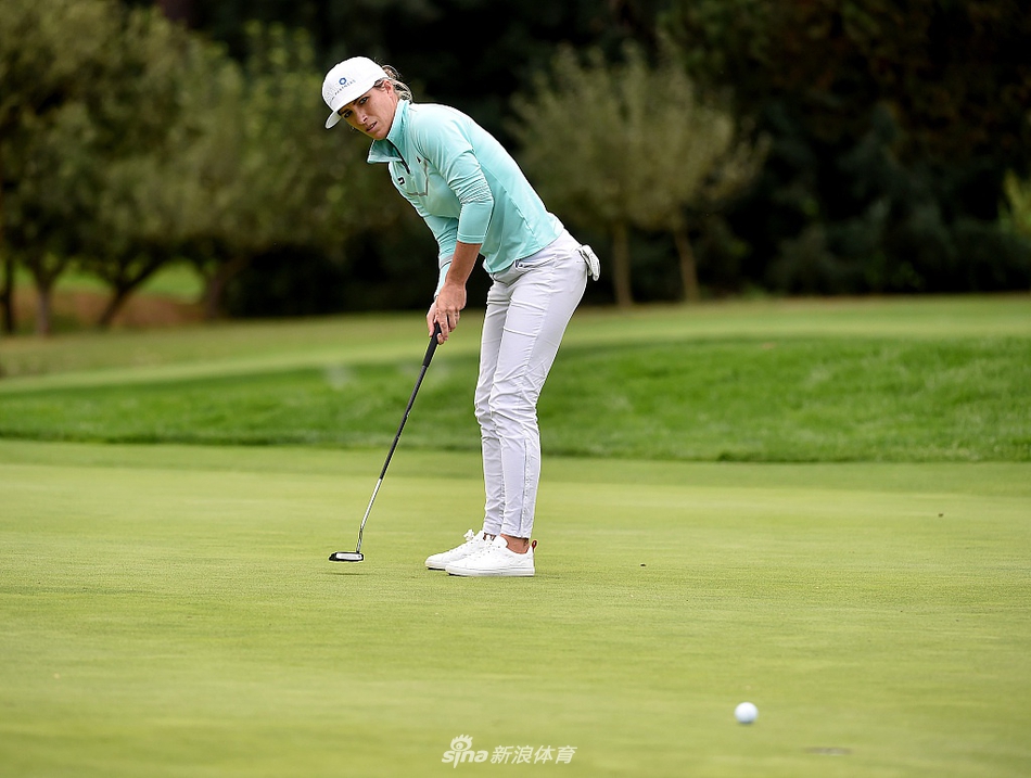 梁熙英在沙坑中完美救球，沙粒飞扬瞬间展现精湛技艺