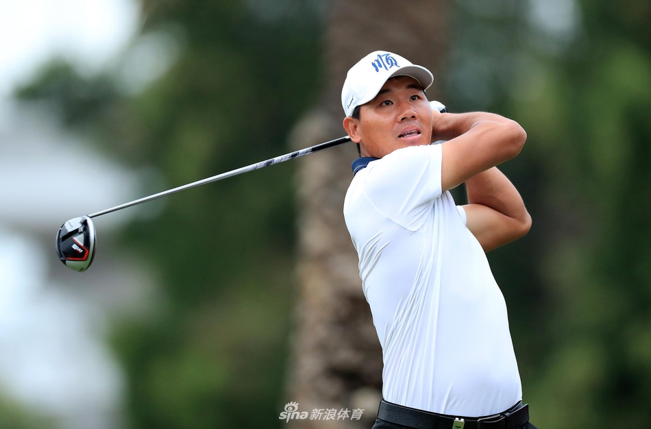 佩珀雷尔在第十八洞果岭推入制胜一推后，振臂高呼，阳光洒在他兴奋的脸上，背景是酋长国俱乐部标志性的白色会馆