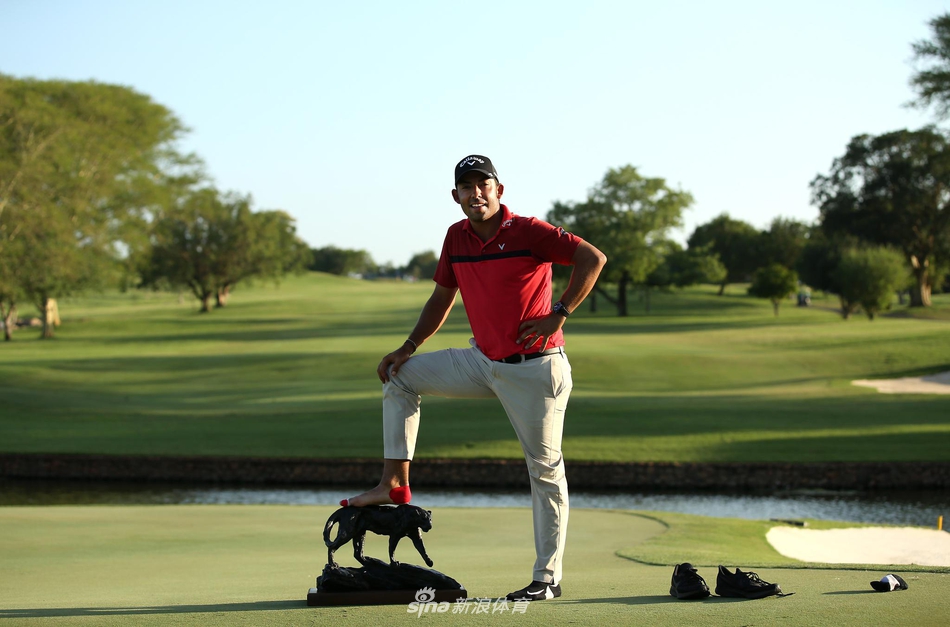 夕阳西下,拉拉扎巴尔独自走在球道上,长长的影子投射在草坪上,象征着一段征程的结束与新征程的启航。
