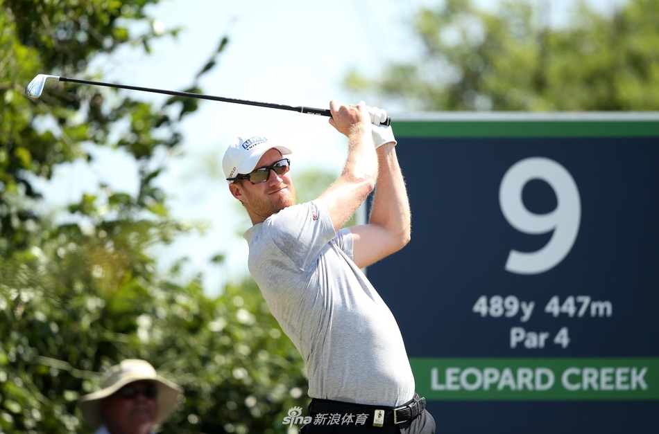 拉拉扎巴尔忍痛挥杆,专注的神情与身后南非美洲虎溪球场的壮丽自然风光形成鲜明对比。