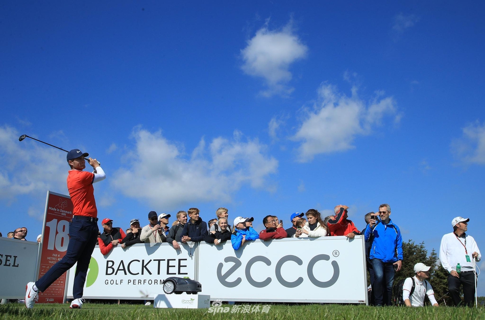 卫冕冠军马特·华莱士在丹麦赛场上展现标志性的挥杆，姿态充满力量与自信。