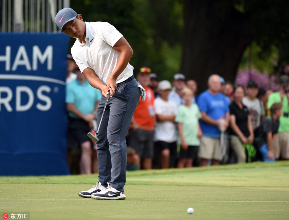 颁奖典礼上，斯内德克尔与家人一同分享冠军的喜悦与荣耀