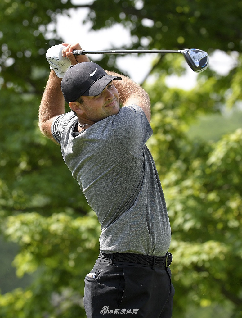 帕特里克·瑞德在果岭边进行高难度切杆，小球划过一道精准的弧线飞向洞杯