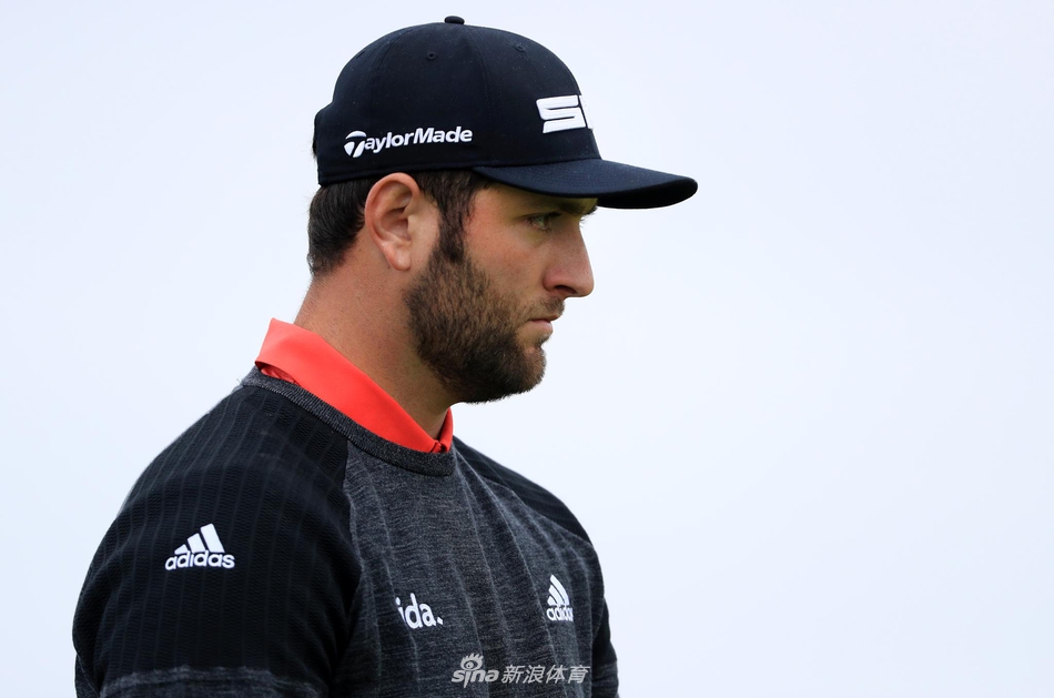 罗里·麦克罗伊在全神贯注地审视果岭起伏,准备关键一推