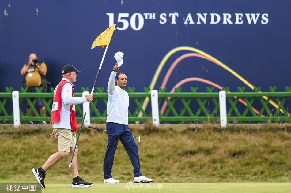 夕阳为老球场镀上金色，伍兹在掌声的海洋中走过斯威尔肯桥，摄影师从侧面捕捉下这极具象征意义的穿越时刻