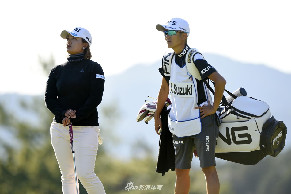 韩国名将柳箫然在沙坑中救球，沙粒飞溅的瞬间展现了她处理困难球位的精湛技巧