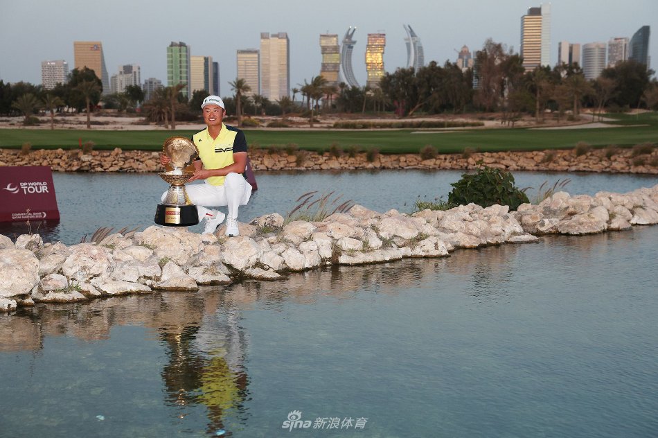 李昊桐在比赛中全神贯注地准备挥杆，身形稳健，背后是广阔而富有挑战性的球场