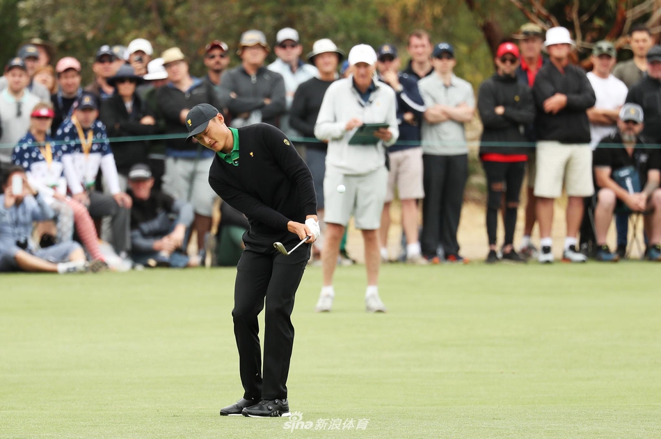 国际队全体成员肩并肩站立，展现团结一心的坚定团队精神