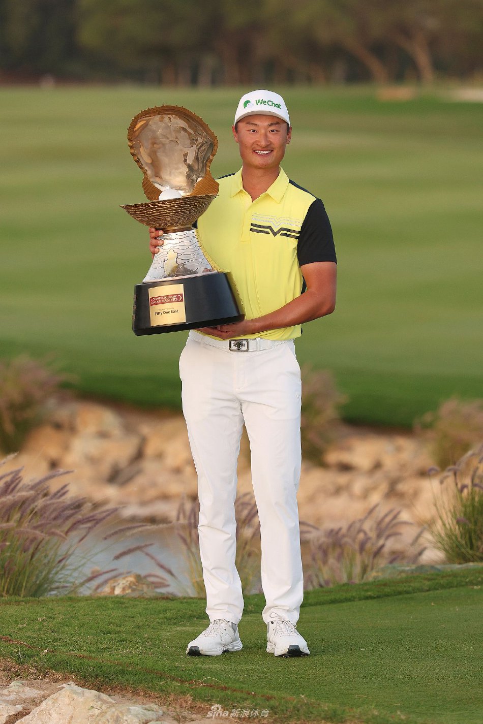 胜利时刻，李昊桐与球童紧紧相拥，激动之情溢于言表，长久压力得以释放