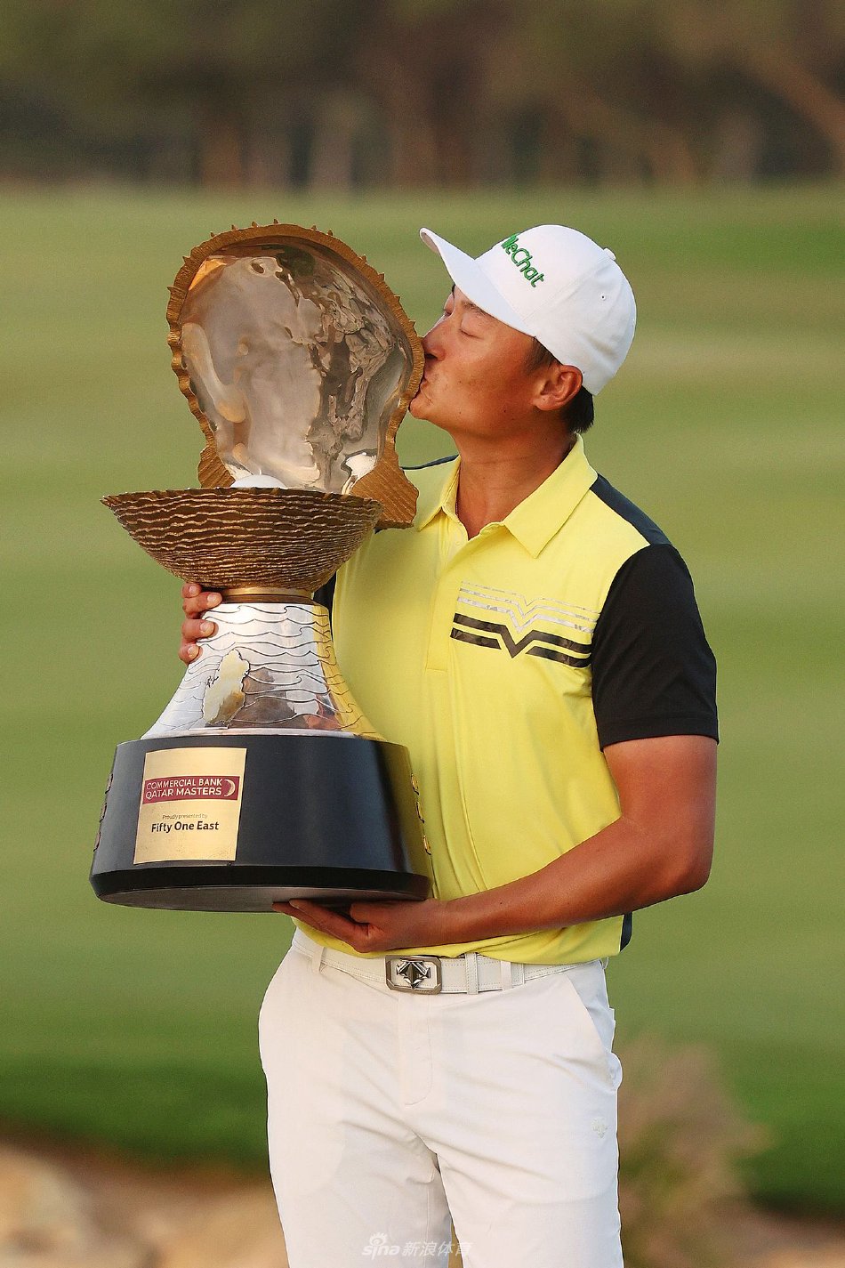 李昊桐振臂高呼，尽情释放夺冠后的狂喜与激动，身后是卡塔尔的蓝天与绿茵