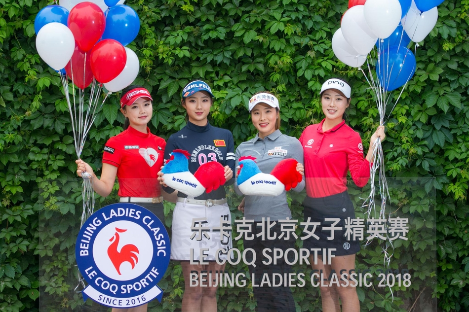 赛事奖杯静置于鲜花丛中，等待它的冠军得主前来捧起荣耀