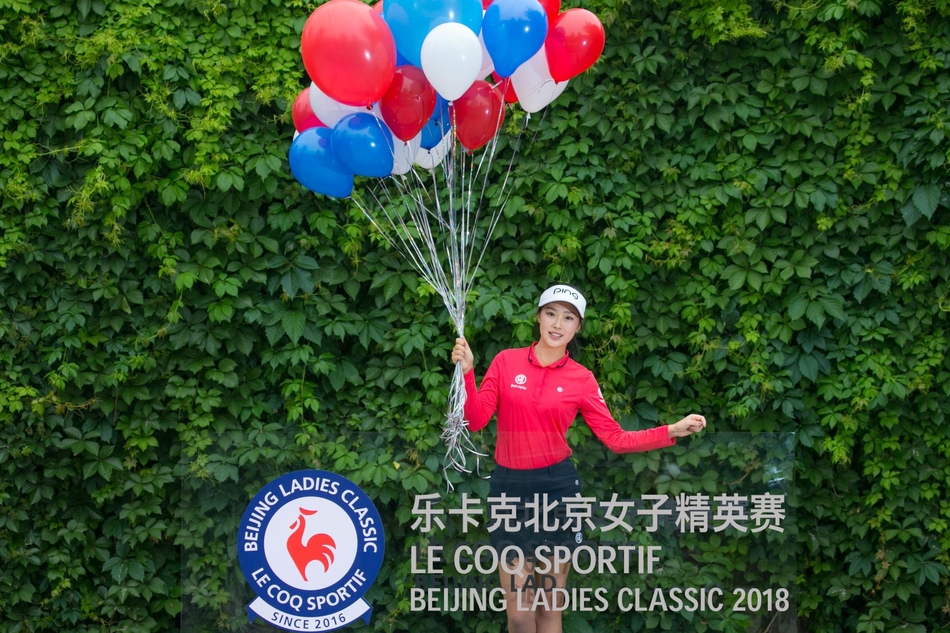 隋响果岭边细致推杆测量，神情专注如艺术家雕琢作品