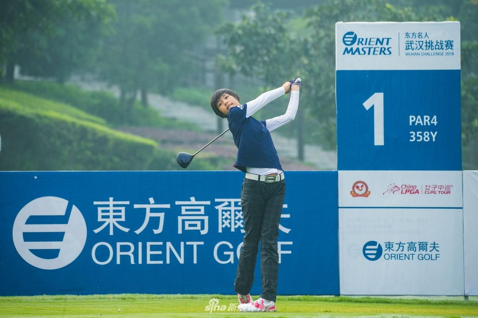 隋响优雅挥杆，白色球帽下是专注的神情，球杆划破长空