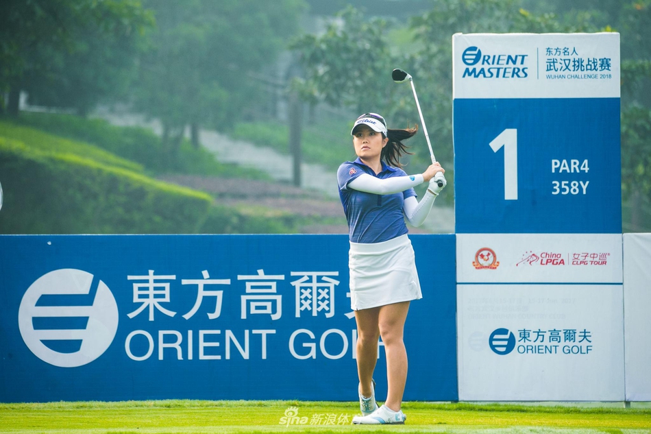 冠军奖杯静静陈列，熠熠生辉，等待着最终的胜利者捧起