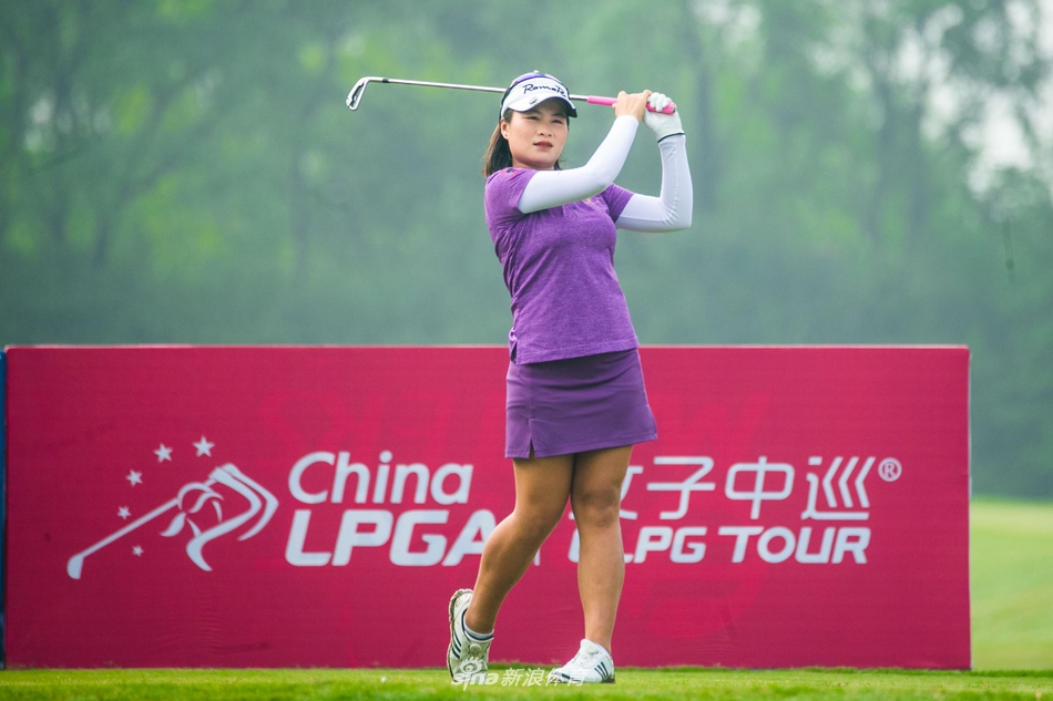 比赛结束后，球员与同组对手握手致意，洋溢着友谊与尊重的笑容