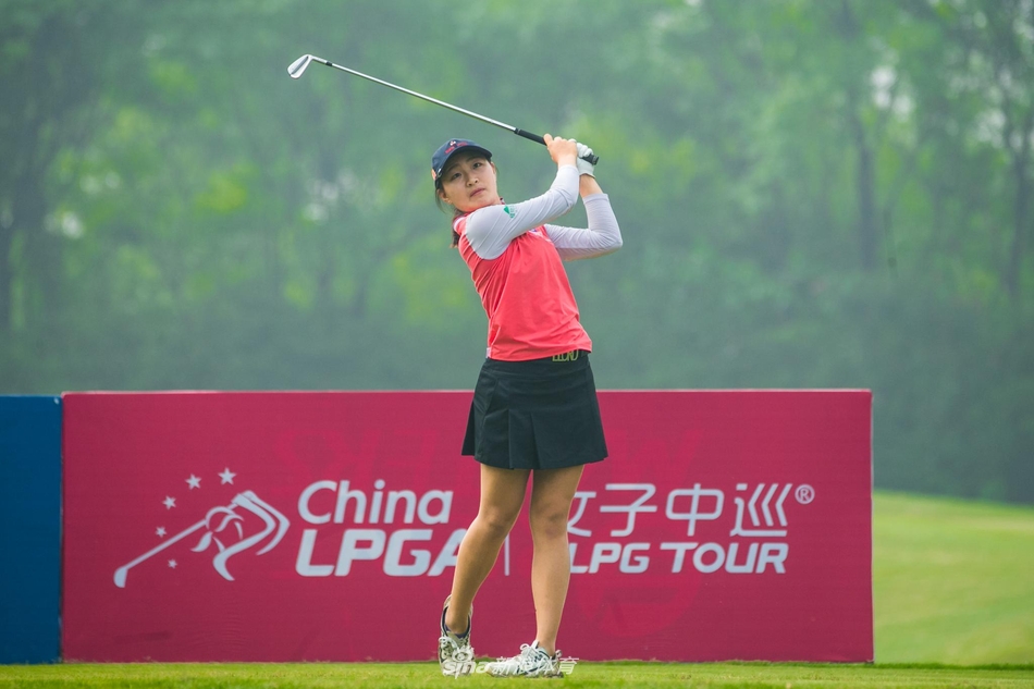 阳光洒在宽阔的球道上，球员漫步绿茵，构成一幅宁静而专业的比赛画面