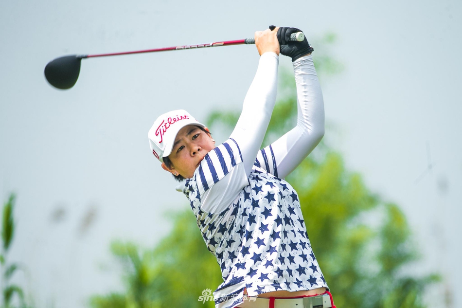 球员在沙坑中蓄势待发，沙粒飞扬瞬间捕捉到力量的爆发