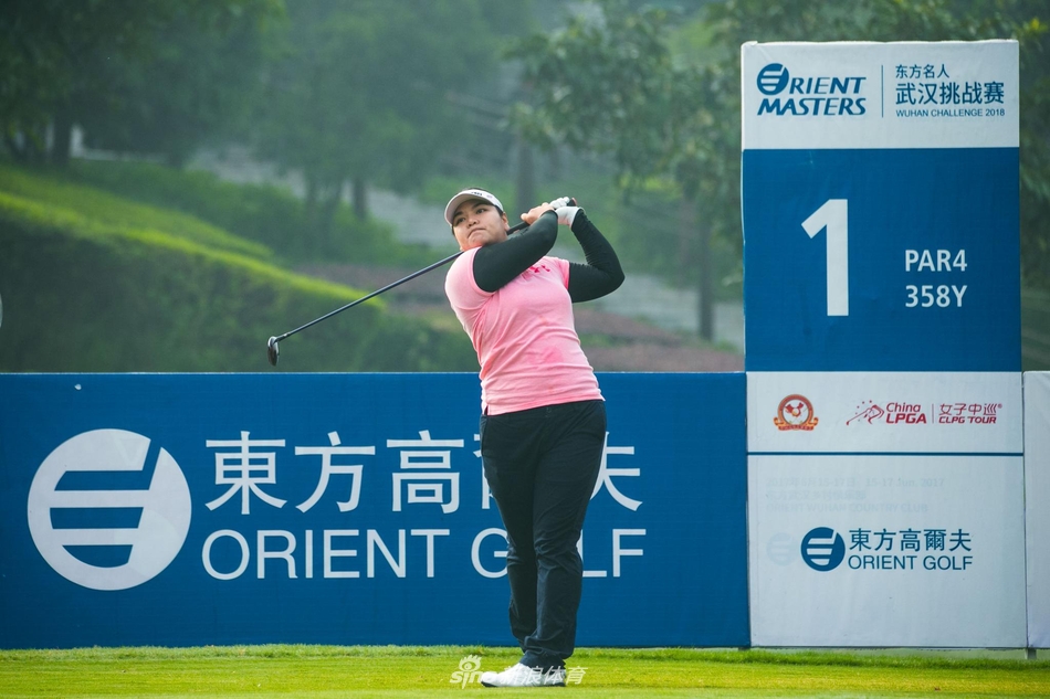 黄靖全神贯注，在果岭边审视推杆线路，眼神沉着而坚定