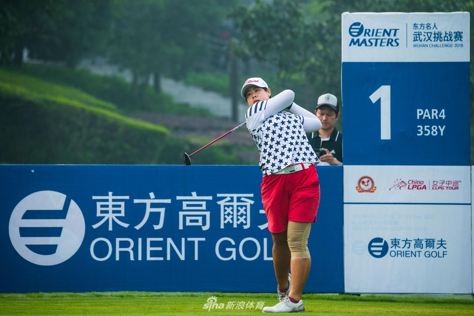 黄靖在观众的注目下从容推杆，果岭的草纹在阳光下清晰可见