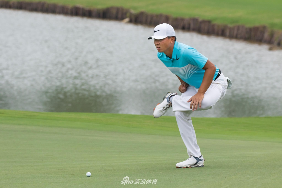 赛后球员与同行友好交流，夕阳余晖为他们的身影镀上一层温暖的金边