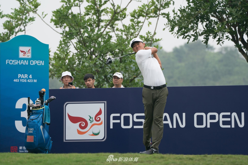 西班牙选手拉帕塔在球道中漫步思考,阳光洒在身上,背影透出从容与自信。